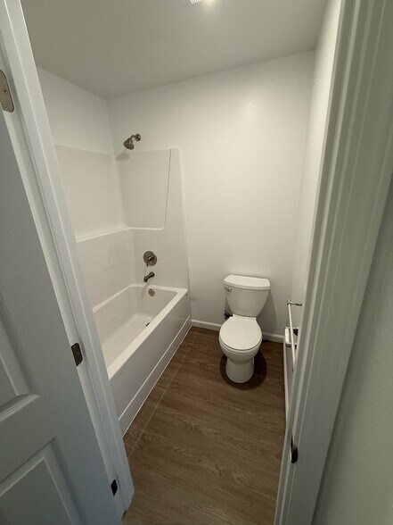 Up-stairs full bath - 4142 Avalon St