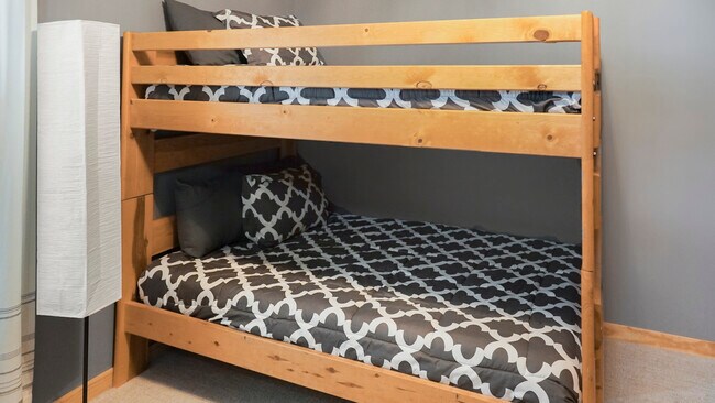 Building Photo - 15955 Bayview Dr NE