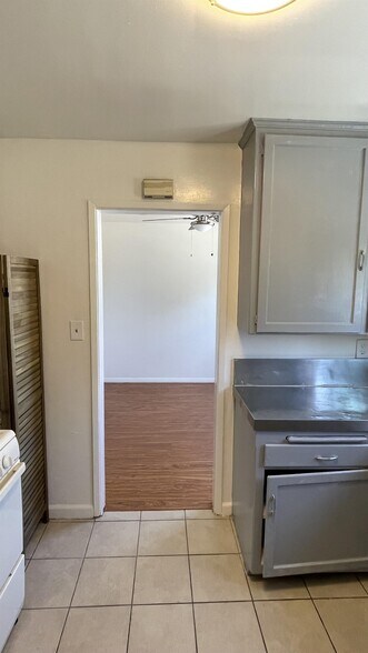 Building Photo - 2477 Silver Lake Blvd