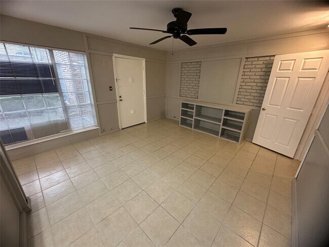Building Photo - 2121 Fountain View Dr