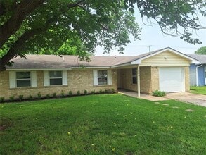 Building Photo - 209 Heather Dr