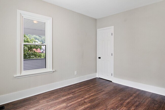 Building Photo - Available Now! Bright & Inviting 3 Bedroom...