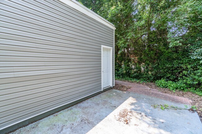 Building Photo - 6040 Airway Ln
