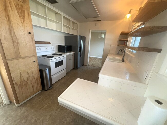 Building Photo - 221 E Griffith Way