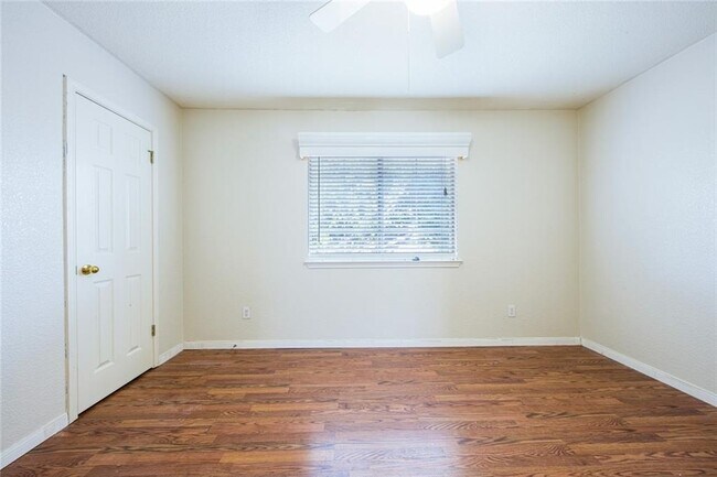 Building Photo - 1010 Laurelleaf Dr