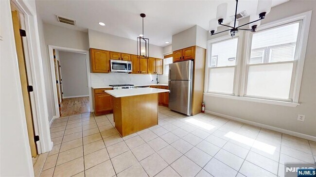 Building Photo - 11 Schuyler Ct