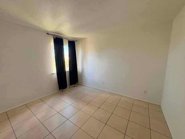 Building Photo - 1/1 Condo for Rent in Fort Myers