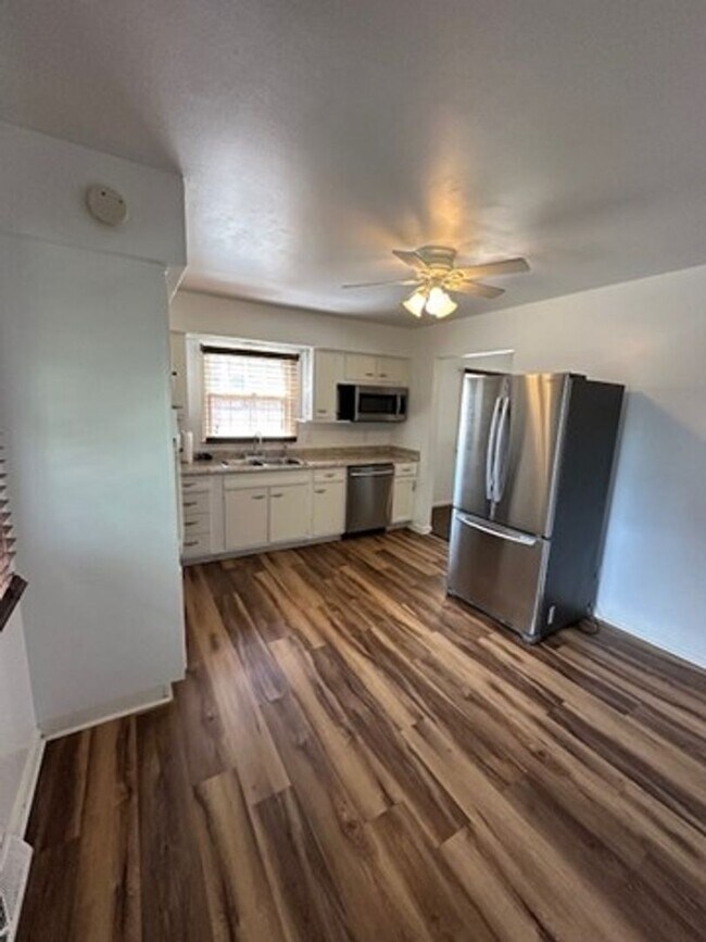 Building Photo - Attractive 3 BR House in Beaumont! Finishe...