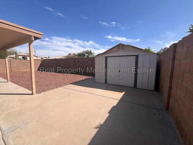 Building Photo - 2335 E Aire Libre Ave