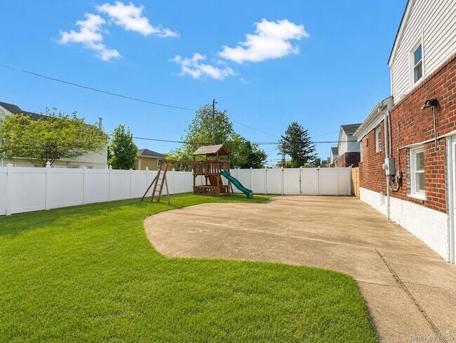 Building Photo - 36 Forest Dr