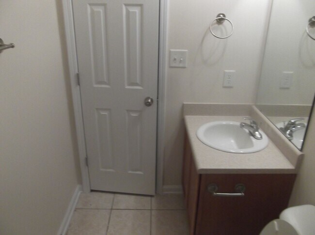 Building Photo - Spacious 3 bedroom with bonus!