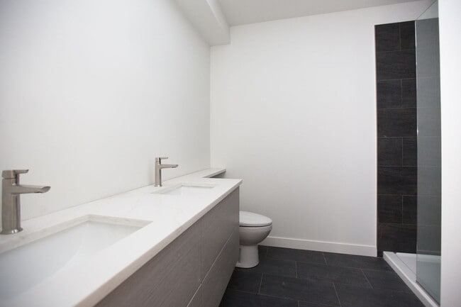 Building Photo - Amazing 2 Bed/2 Bath Apartment in prime Li...