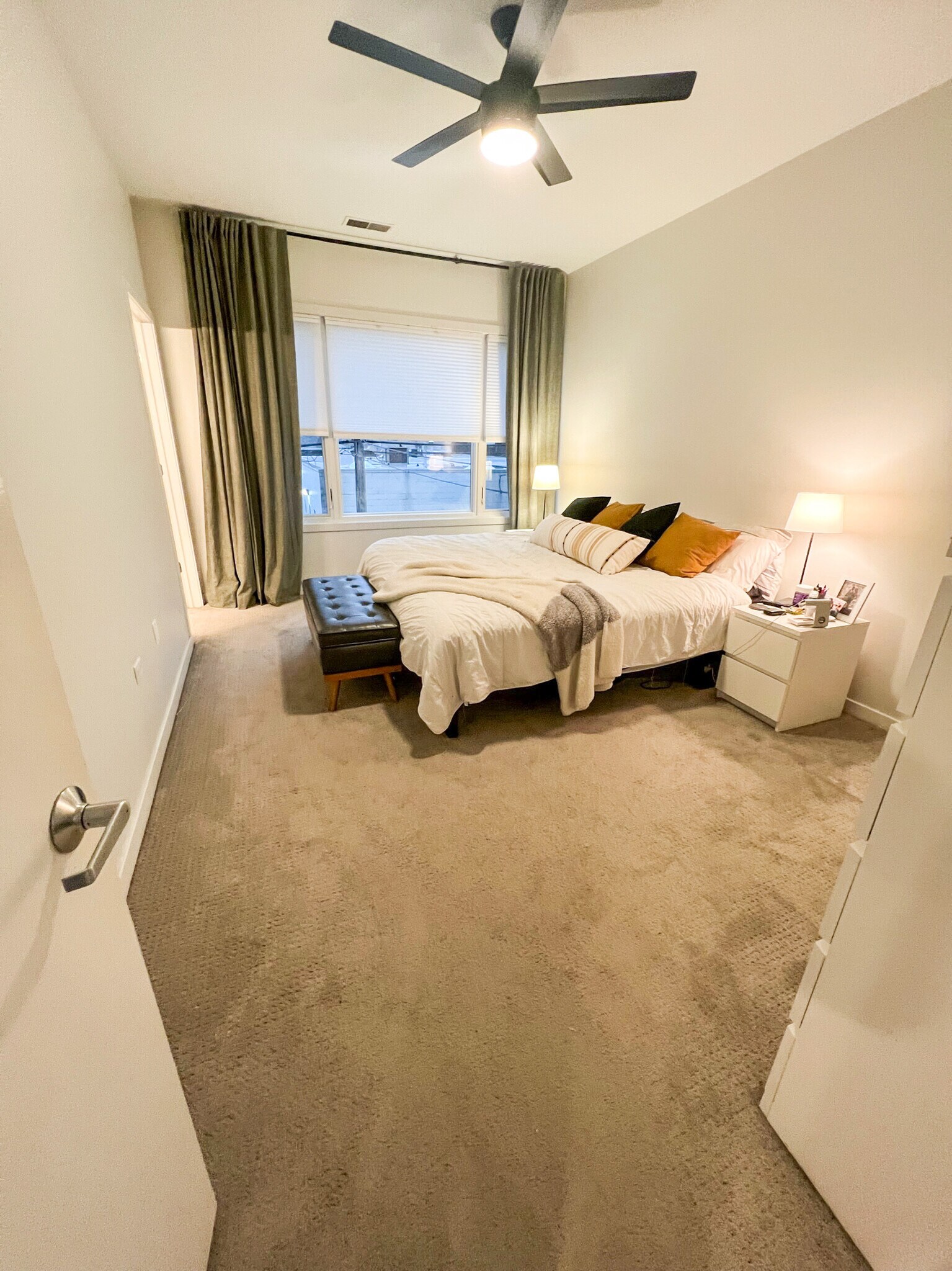 Building Photo - 912 W Chicago Ave