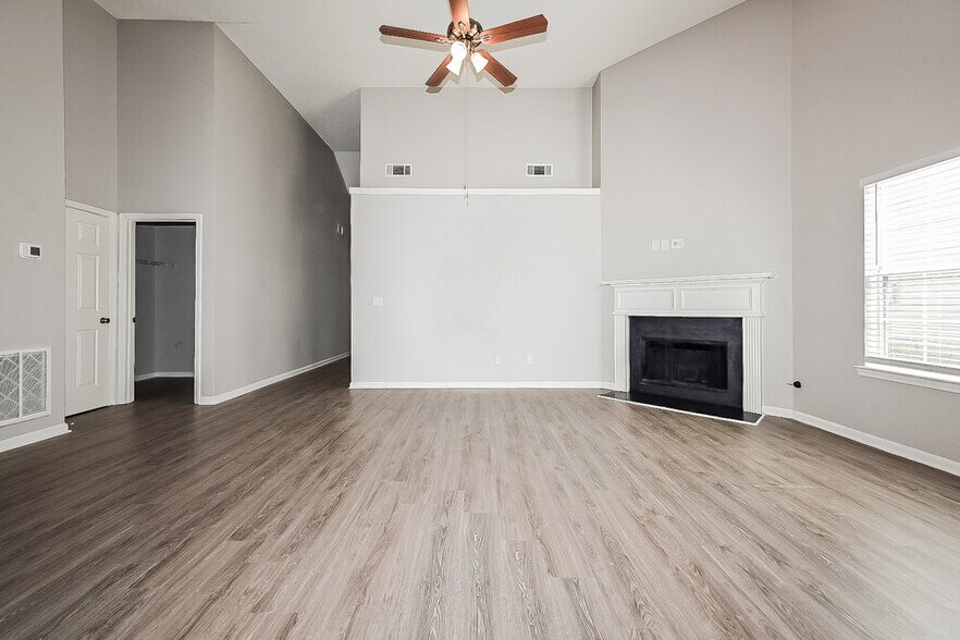 Building Photo - 3057 Dogwood Ave