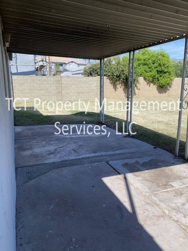 Building Photo - Cozy 3 Bedroom Home in the Biltmore Area!