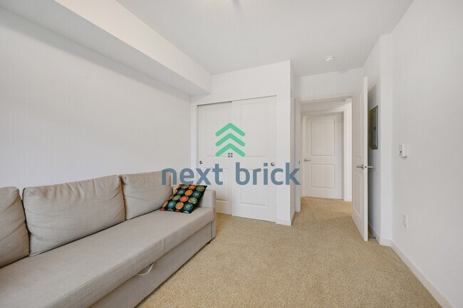 Building Photo - Beautiful 2BR + Den Condo with Garage Parking in Vibrant Downtown Kirkland