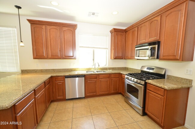 Building Photo - 1680 W Swan Pl