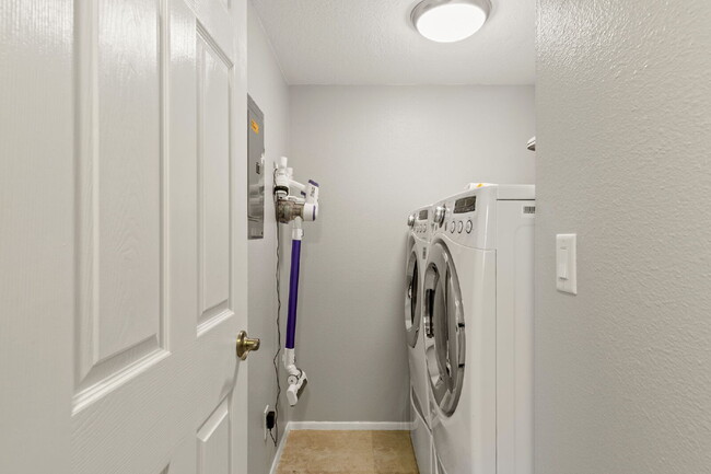 Building Photo - Beautiful Condo For Rent In St Petersburg!