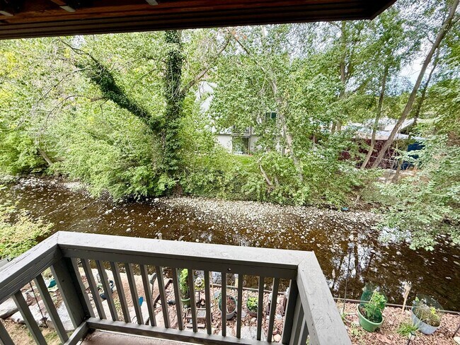 Building Photo - 495 E Creekside Cir
