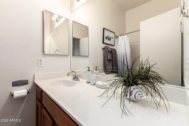 Building Photo - 2250 E Deer Valley Dr