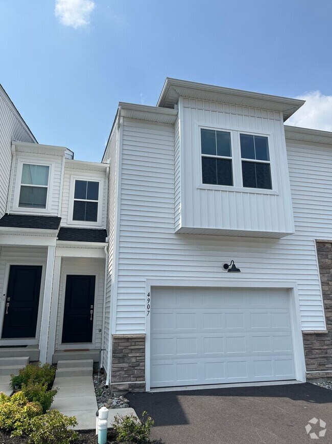 Building Photo - Move-in-ready Brookside Court townhome off...