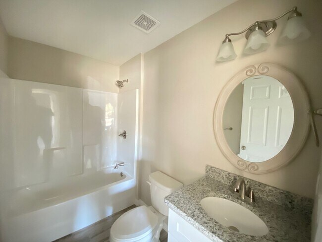 Building Photo - Custom Home - Desirable SW Ocala Neighborhood 3/2/2 **WON'T LAST**
