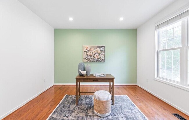 Building Photo - 5 Bedroom, 2.5 Bath Home in St. James Woods  ** Available for showings 3/25/2026 **