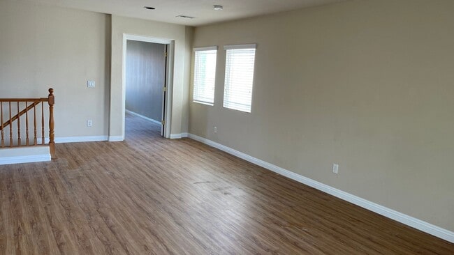 Building Photo - 2 STORY, 2,729 SQ FT HOME, 4 BEDROOMS, 3 BATHROOMS, A LOFT AND A 2 CAR GARAGE IN HENDERSON