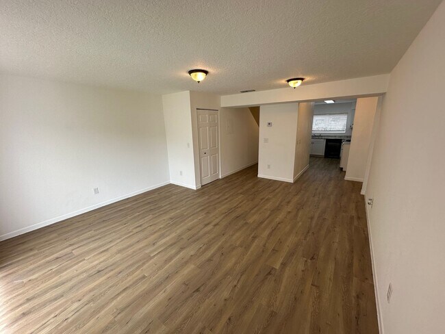 Building Photo - Minutes from UCF & Full Sail – Updated 2 Bedroom Townhome
