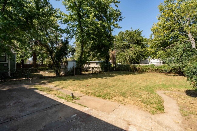 Building Photo - 3 Bed | 2 Bath in Midtown!