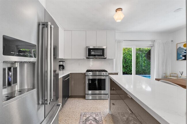 Building Photo - 930 N 11th Ct