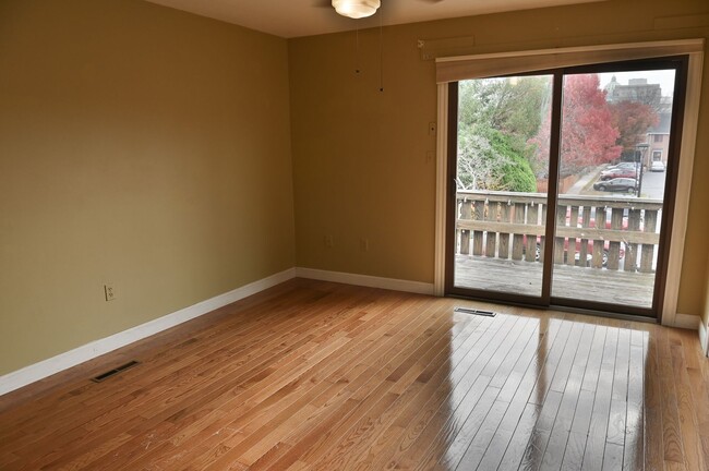 Building Photo - Charming Townhouse on Verbeke St