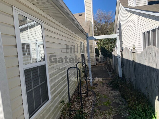 Building Photo - 30 Courtyard Ln