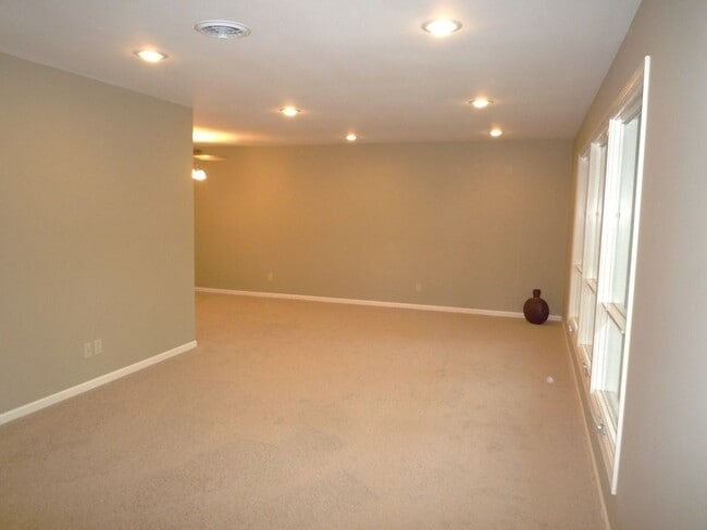 Building Photo - Spacious 3BR/2BA Ranch Home with 1,734 Sq.Ft. and a 2-Car Garage in a Great Neighborhood Close to...