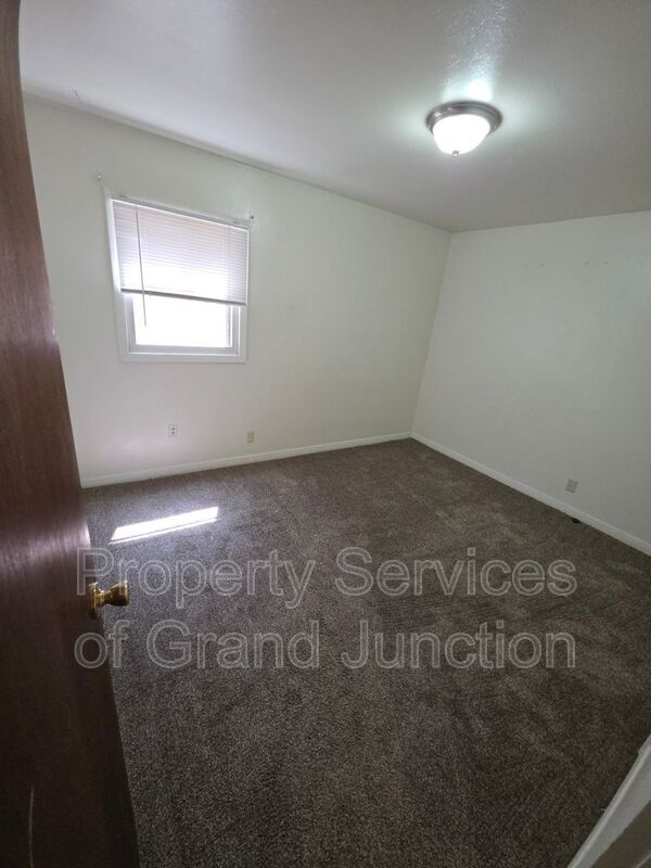 Building Photo - 1355 Elm Ave