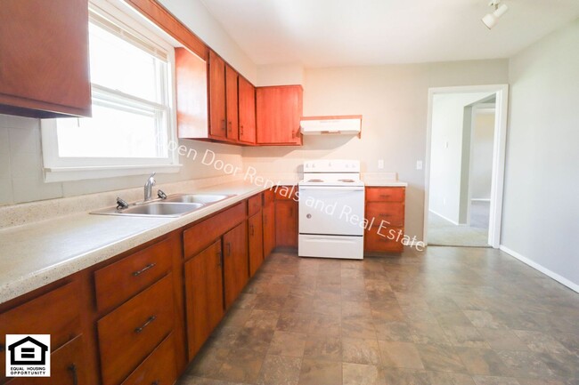 Building Photo - Now available 2 bedroom unit!