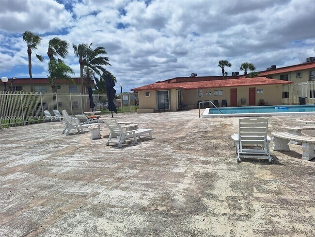 Building Photo - 12831 SW 43rd Dr