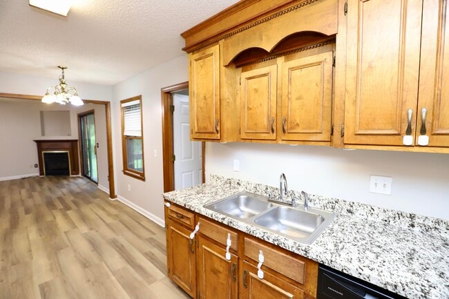 Building Photo - 806 Club Ln