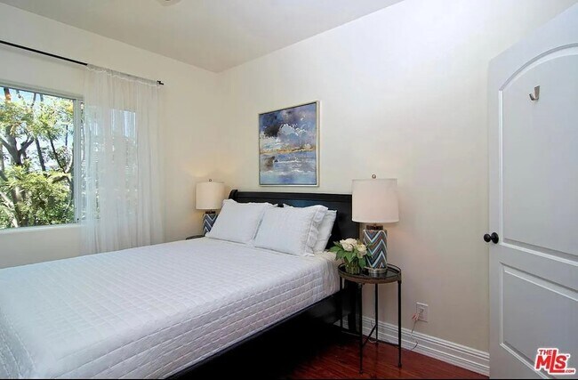 Building Photo - 2027 Beloit Ave