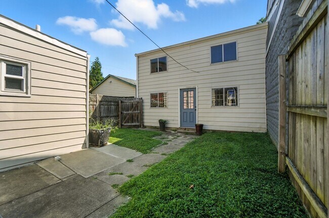 Building Photo - 843 Overton St