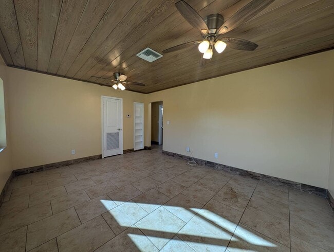 Building Photo - 815 NW River Shores Blvd