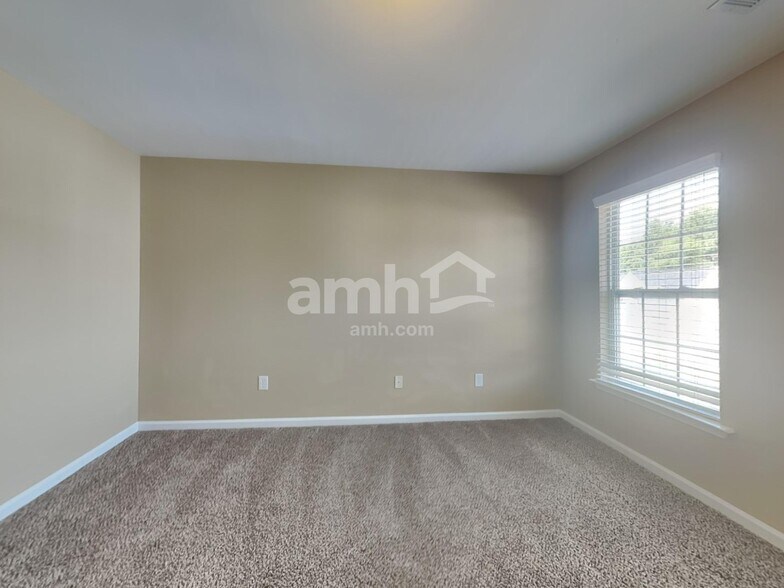 Building Photo - 129 Pin Oak Ct