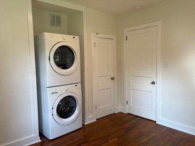Building Photo - 2 Bedroom, 1 Bathroom House in Winston-Salem!