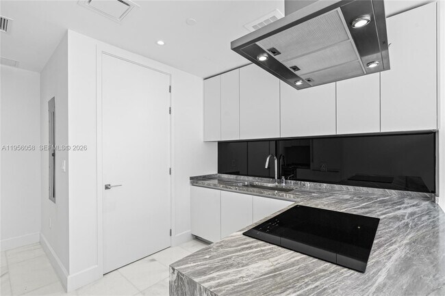 Building Photo - 700 NE 26th Terrace