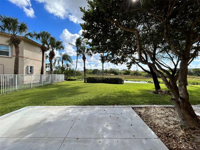 Building Photo - 604 NW 170th Ter