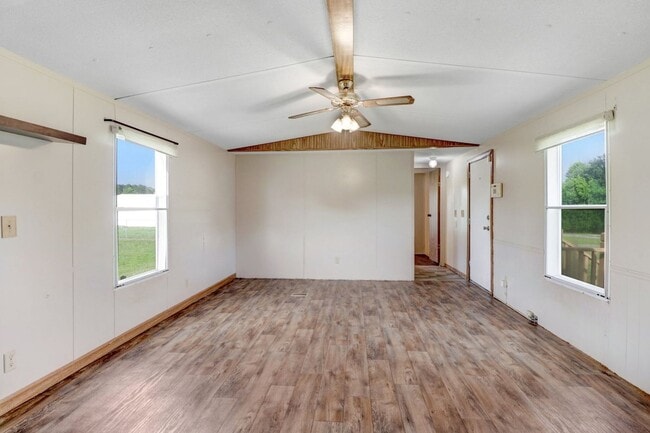 Building Photo - 2 BR, 2 BA Mobile Home w/ 2-Car Detached G...