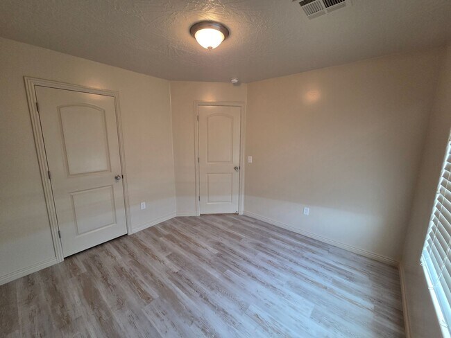 Building Photo - Large 4 Br - like new under $2k!