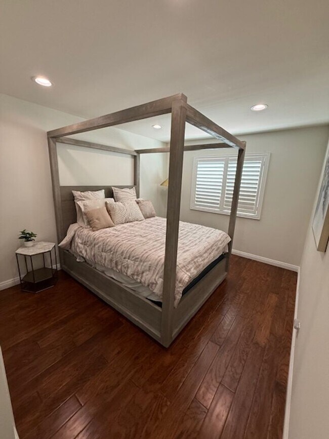 Building Photo - Fully Furnished 5 bedroom home
