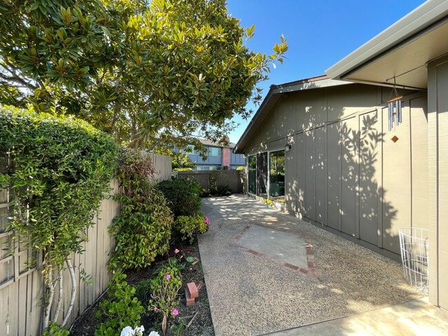 Building Photo - Rio Del Mar Condo - 2bed/2bath + den