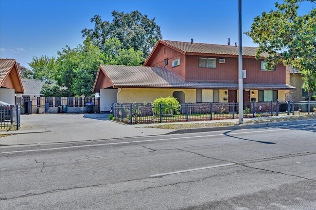 Building Photo - 2390 Corson St